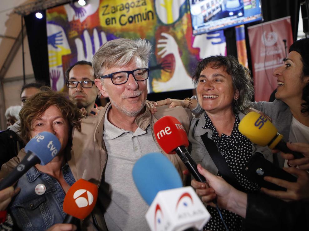 El alcalde de Zaragoza, Pedro Santisteve, junto a Luisa Broto en la noche electoral.