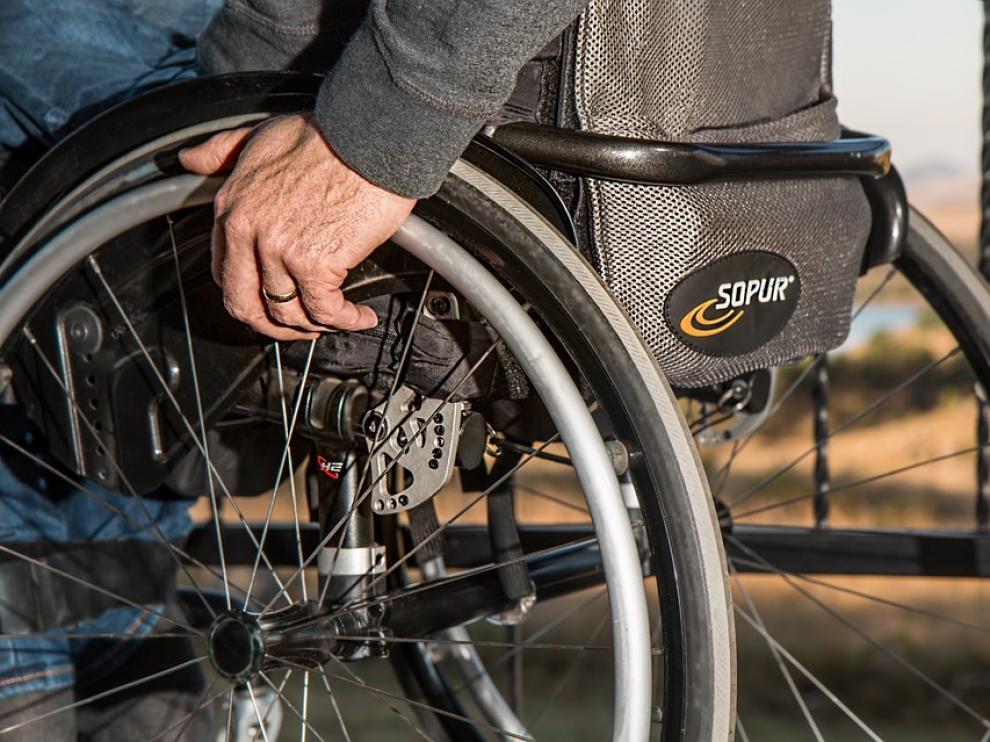 La enfermedad pasa a desarrollarse de forma progresiva y continuada provocando daños sensoriales, físicos y psíquicos y produciendo diversas discapacidades.