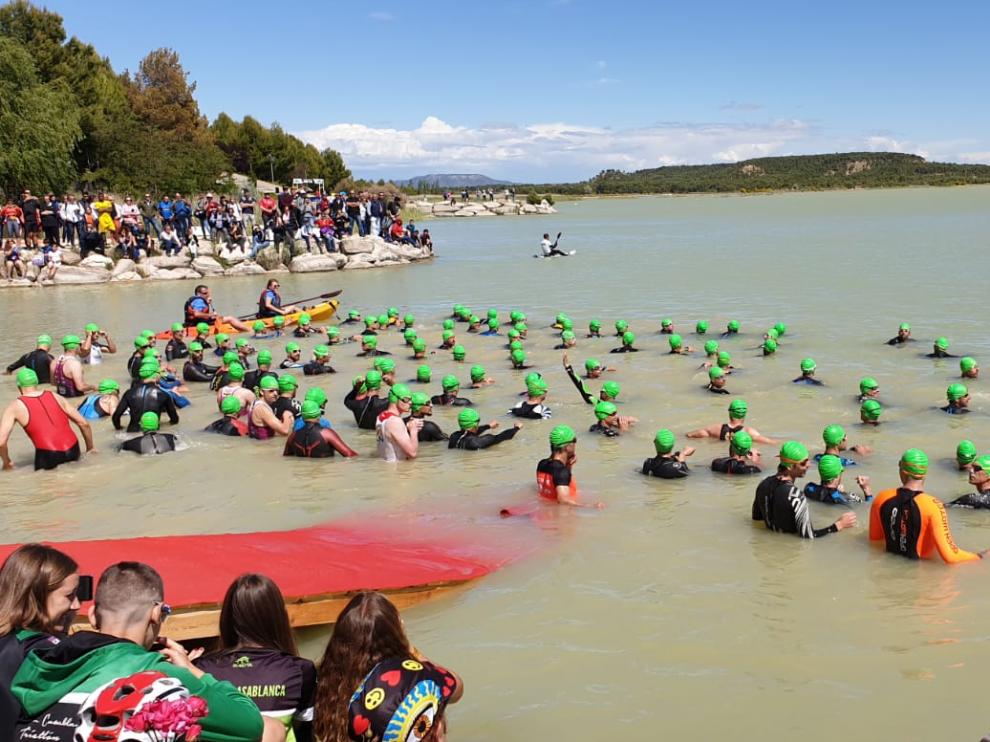 Un momento del Triatlón Cros en la estanca del Gancho.