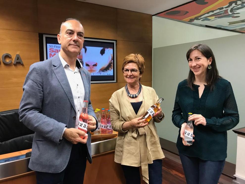 Alfredo Sancho, Maribel de Pablo y Mª José Sánchez, con las nuevas gaseosas ‘made in’ Benabarre.