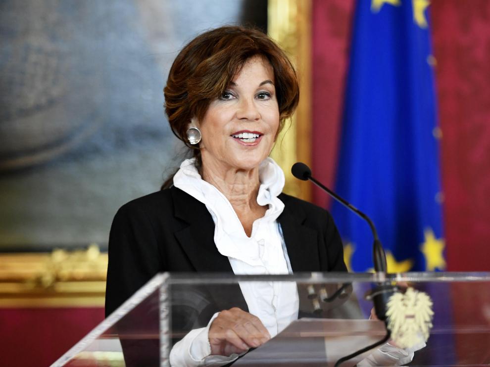 Brigitte Bierlein en rueda de prensa.