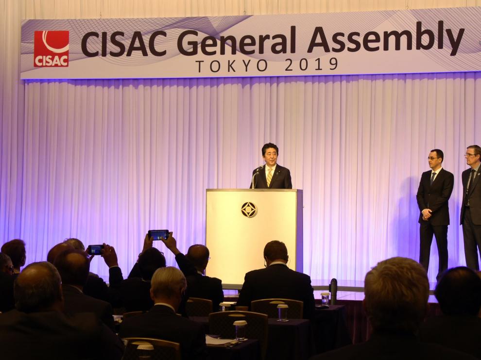 El primer ministro japonés pronuncia unas palabras en la apertura de la Asamblea General de la CISAC.