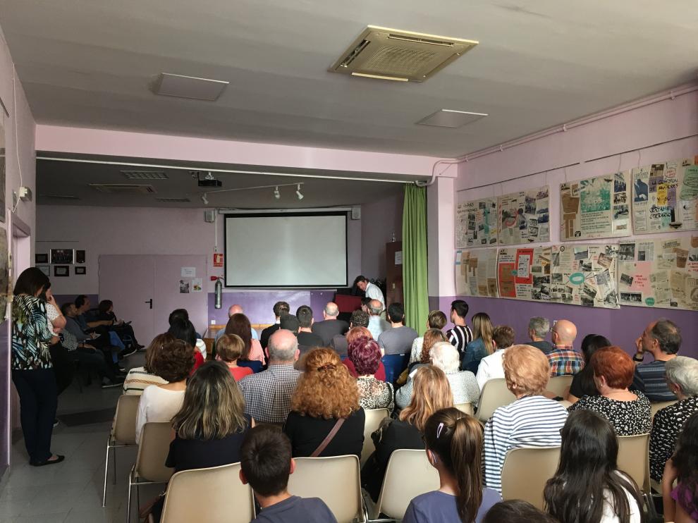 Cerca de un centenar de personas acudieron el jueves al local de la Asociación de Vecinos Picarral-Salvador Allende