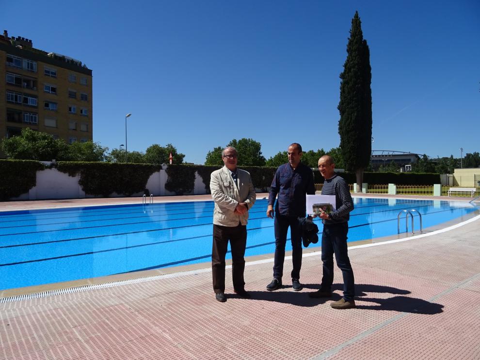 El concejal de Deportes, José María Romance, y técnicos del Patronato junto al vaso gran de la piscina de San Jorge