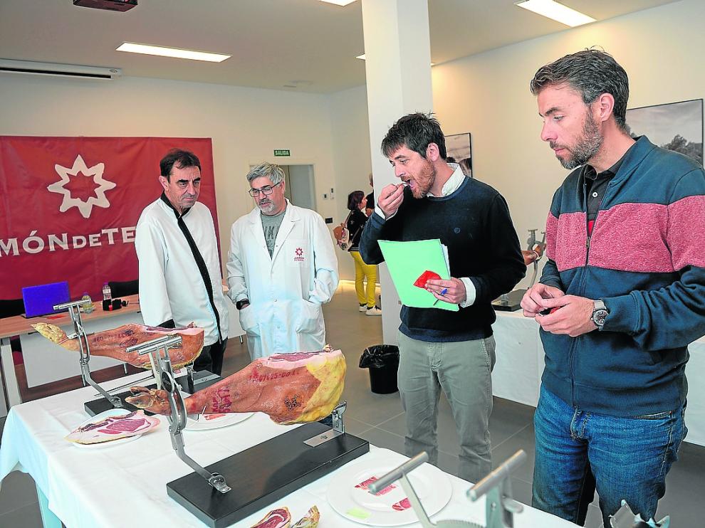 El equipo de catadores, ayer durante la valoración del jamón de Teruel para la Guía Peñín.