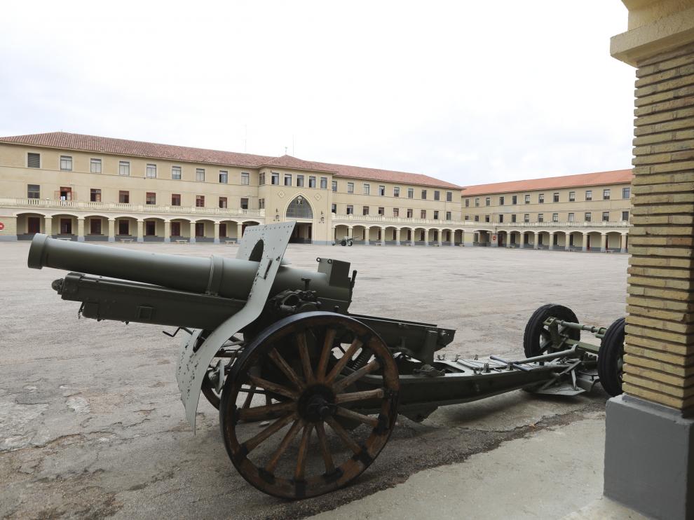 El Ministerio va a renovar el pavimento del patio central del cuartel, que está muy deteriorado.