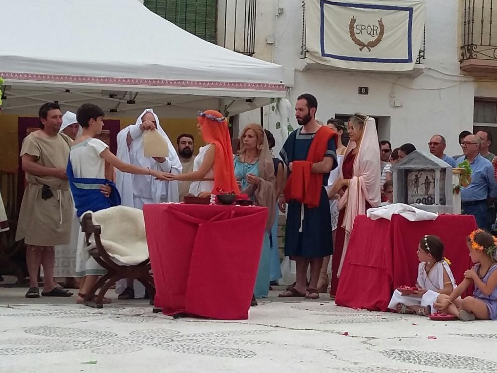 Representación de una boda romana en una anterior edición de las Nonas de Junio. en Velilla de Ebro.