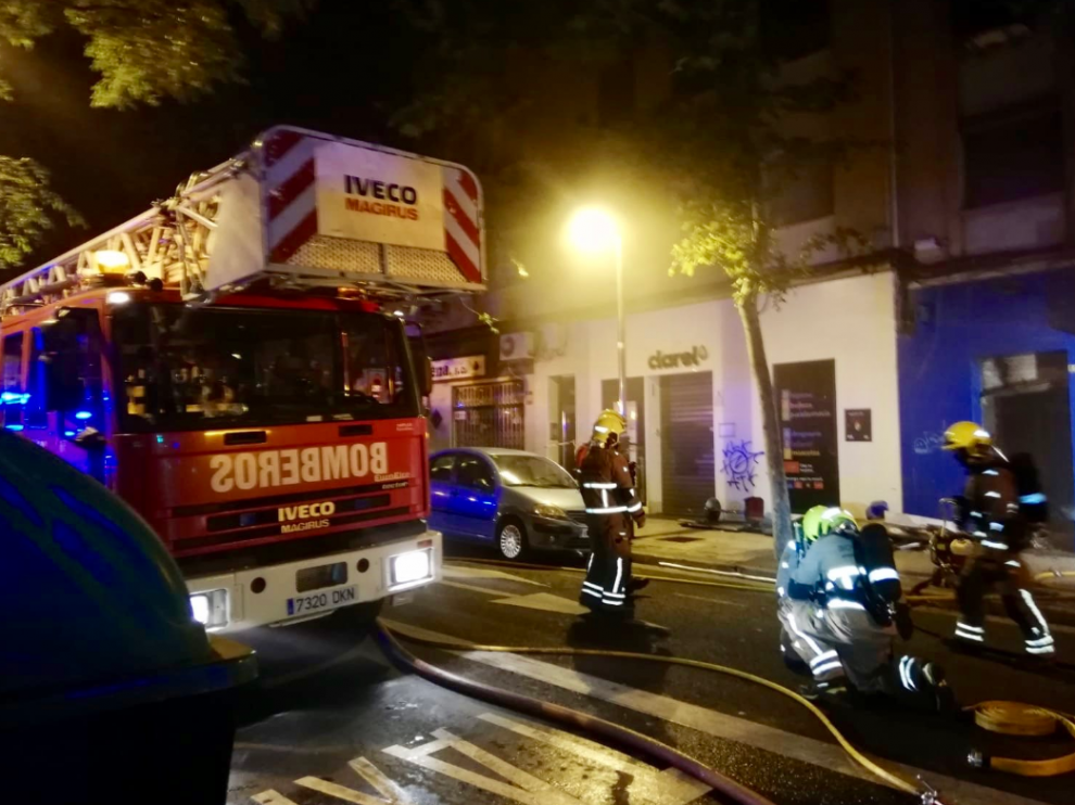 Los Bomberos de Zaragoza han sofocado el fuego del local ubicado en la avenida de América.