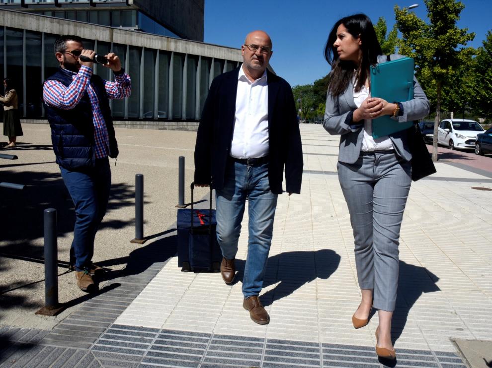 El jefe de los servicios médicos de la Sociedad Deportiva Huesca, Juan Carlos Galindo, después de que el juez lo haya dejado en libertad.