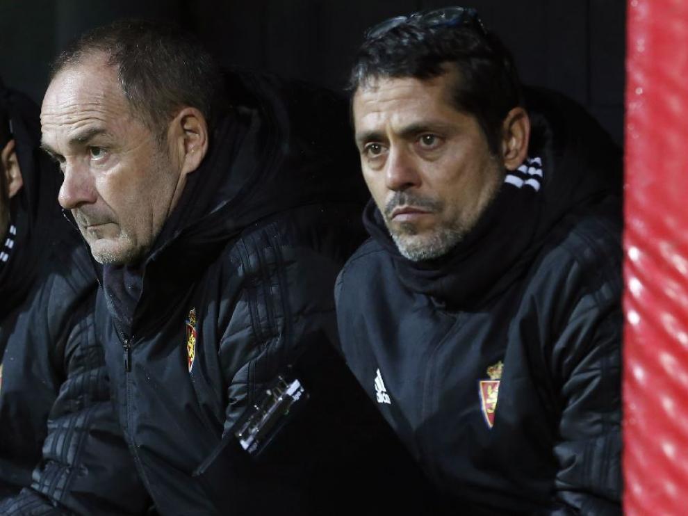 José Luis R. Loreto, junto a Víctor Fernández en el banquillo del campo de Majadahonda.