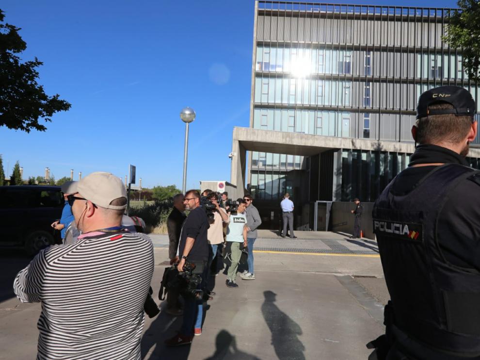 Los medios de comunicación esperando en el garaje del Palacio de Justicia de Huesca la llegada del furgón con los detenidos en la operación Oikos