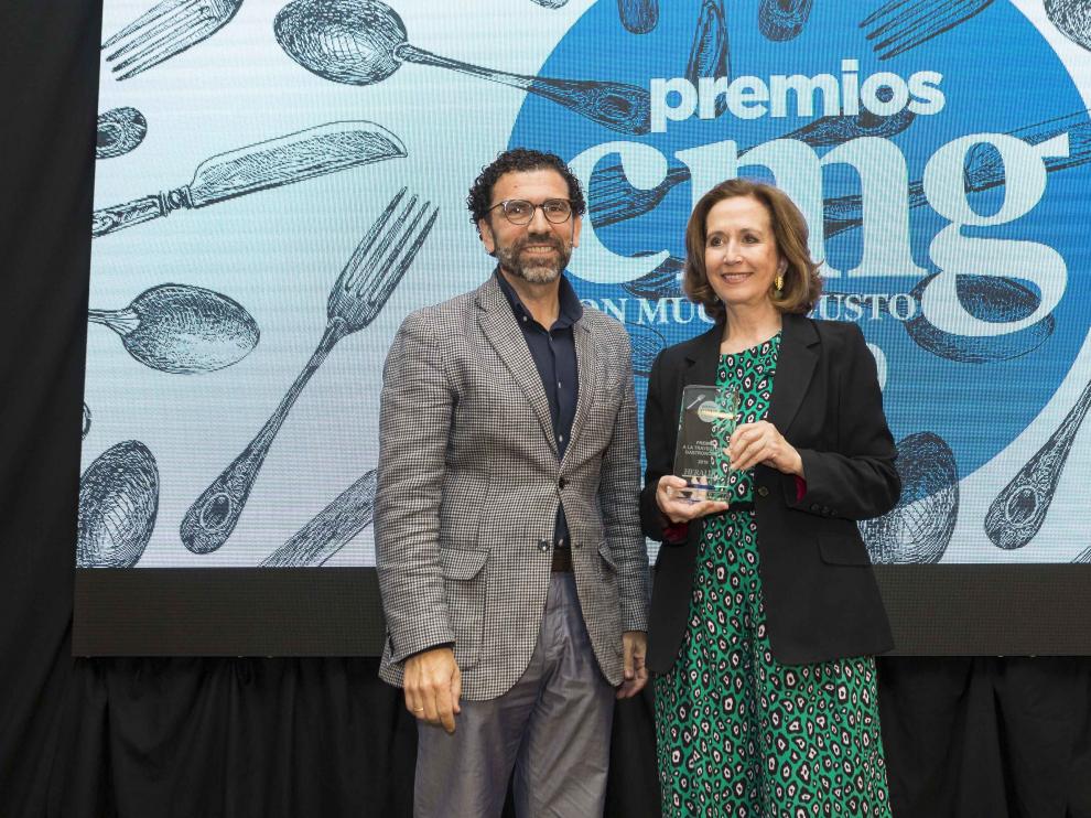 Lourdes Plana recibe el premio de manos de E. Torguet, director de Márquetin de Ambar.