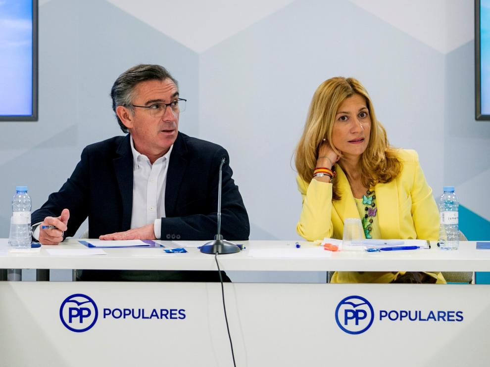 El presidente del PP en Aragón, Luis María Beamonte, y la secretaria general del partido, Mar Vaquero.