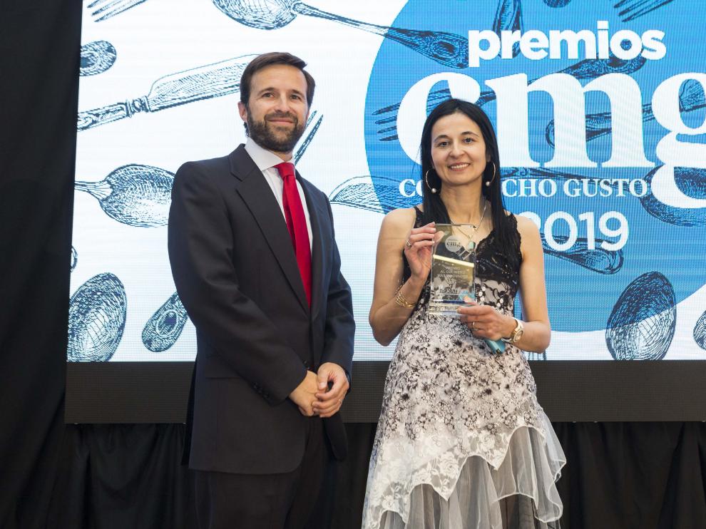 La cocinera del restaurante El Batán, María José Meda, recibe el premio de manos de Javier Vicente, gerente de la empresa Denox.
