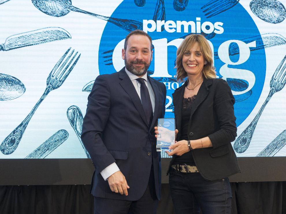 Pili Gari recibe el premio de manos de Ignacio Pastor, director de Bodegas San Valero.