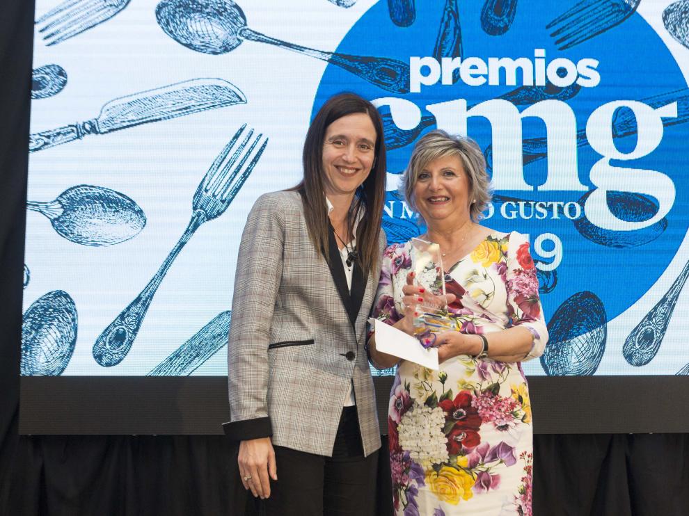 Argúas recibe el premio de manos de Susana Betrán, gerente de Grancasa.