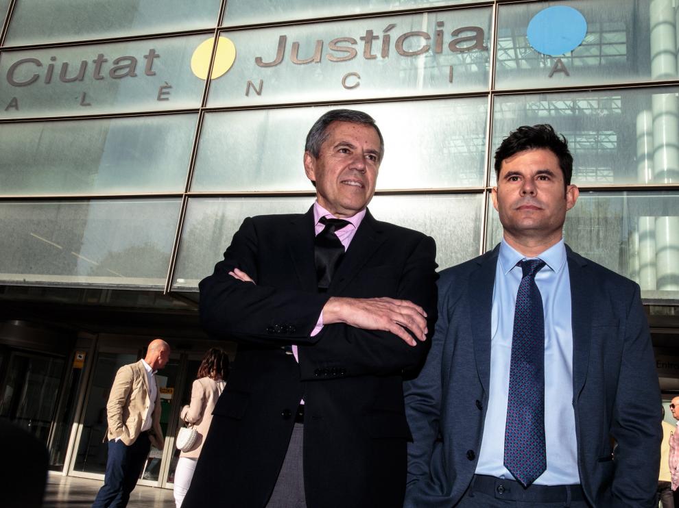 Javier Sánchez-Santos (a la derecha) a su llegada a la Ciudad de Justicia de Valencia.