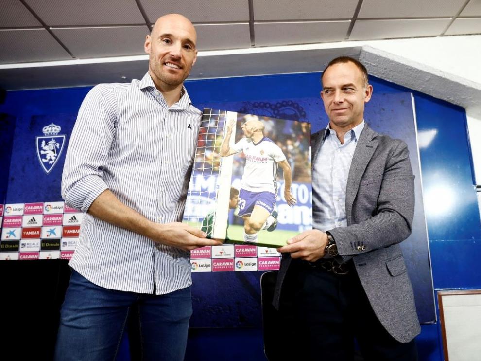 Toquero y el presidente del Real Zaragoza, Christian Lapetra, que le entregó un cuadro-fotografía de recuerdo, con la celebración de uno de los goles que anotó el delantero vasco el año pasado, el único que ha podido jugar como zaragocista.