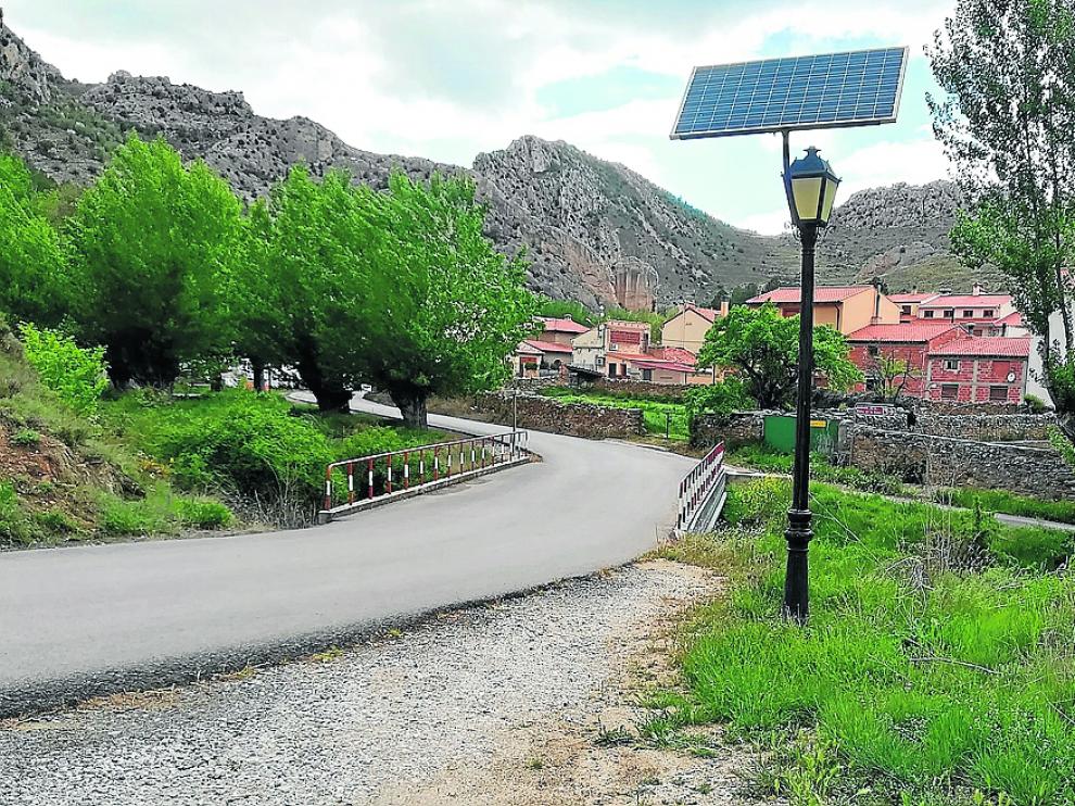 Una de las muchas farolas de Aliaga que se alimentan de energía solar mediante paneles.