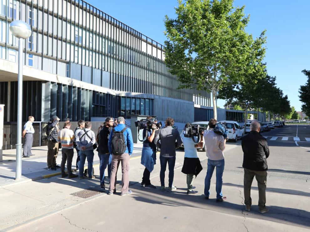 Los medios de comunicación esperando en el garaje del Palacio de Justicia de Huesca la llegada del furgón con los detenidos en la operación Oikos