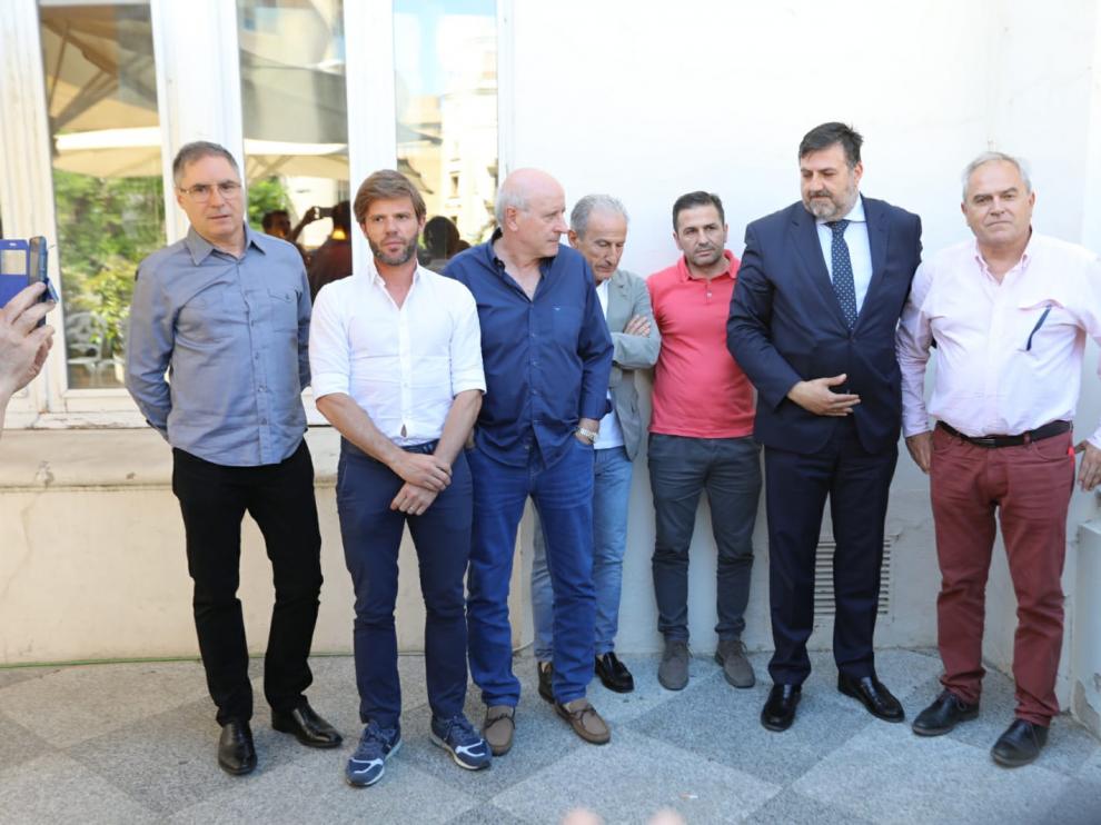 Los miembros del consejo de administración de la SD Huesca, durante la reunión que han mantenido este viernes.