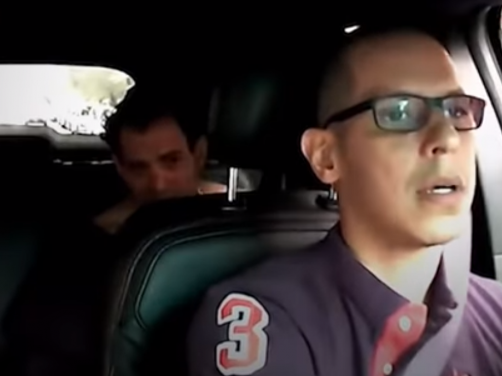 El conductor del taxi y el cliente, justo antes de la agresión.