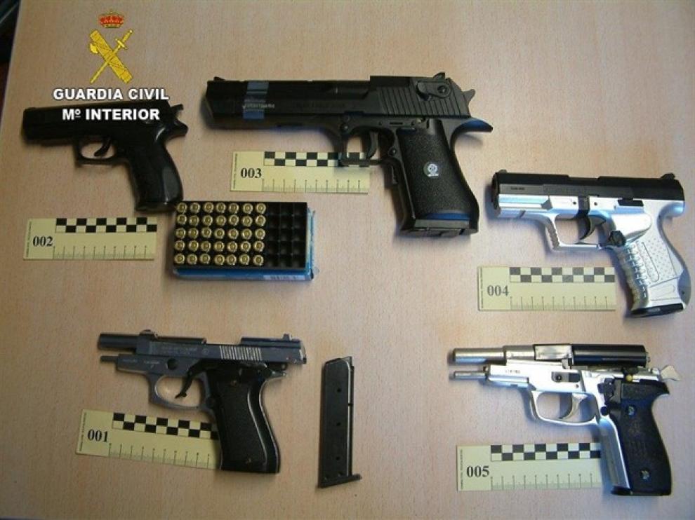 Armas intervenidas al hombre que amenazó a sus vecinos en un vídeo de Instagram.