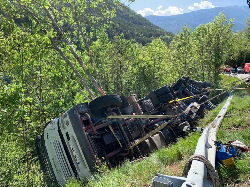 El camionero ha quedado atrapado bajo la carga del vehÃ­culo