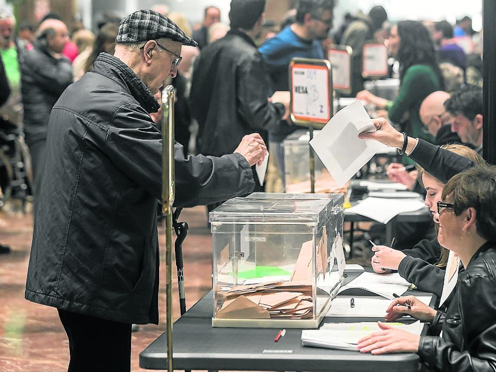Imagen de la votación del pasado domingo en el Ayuntamiento de Zaragoza.