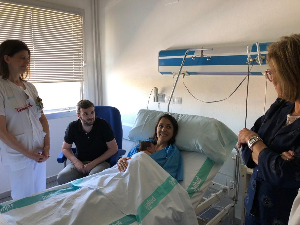 Una recién ampliada familia en el Hospital de Barbastro.