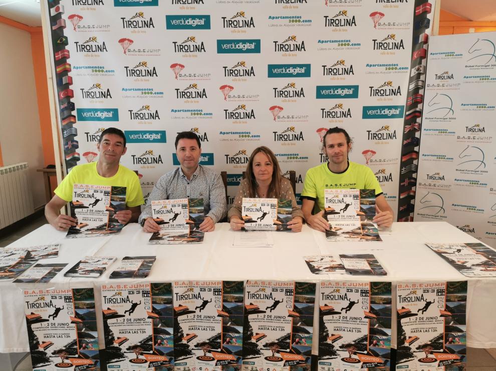 Alberto Gracia, organizador de la competición; Fernando Blasco, gerente de Tu Huesca; Esperanza López, alcaldesa de Hoz de Jaca; y Maxim Makarou, director técnico.