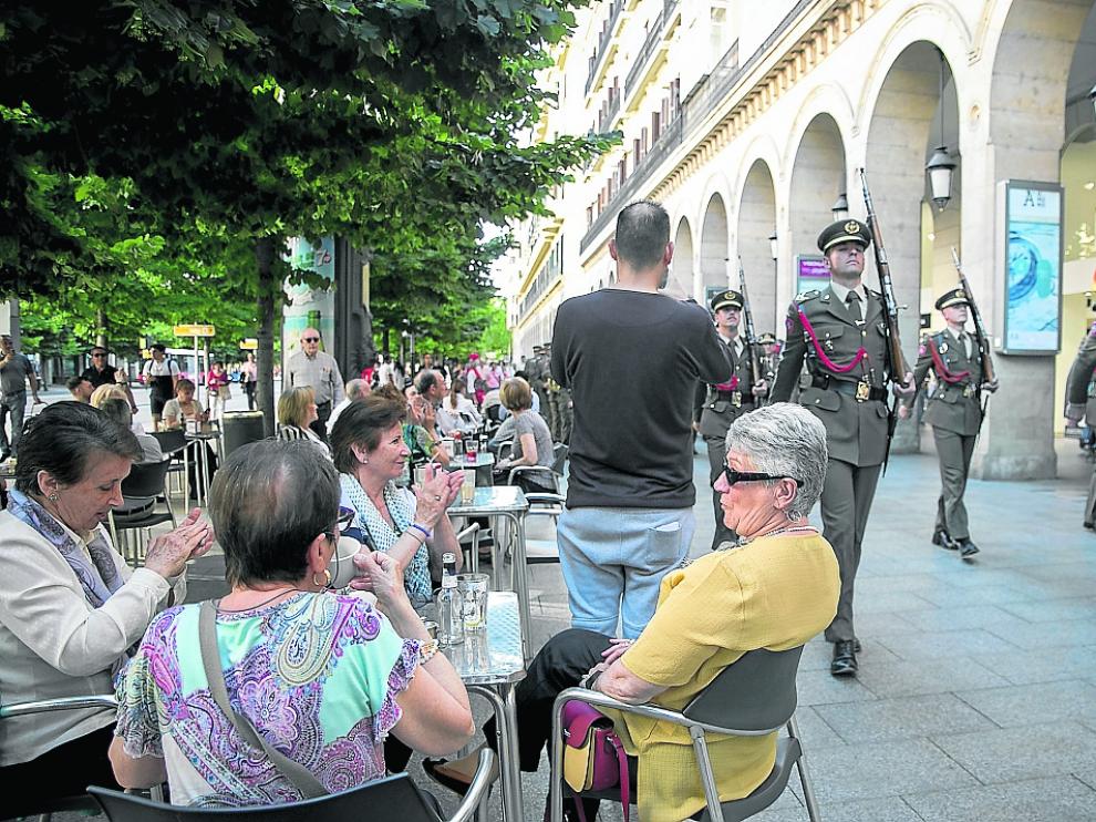 La música militar se escuchó este viernes en la capital aragonesa con motivo del Día de las Fuerzas Armadas.
