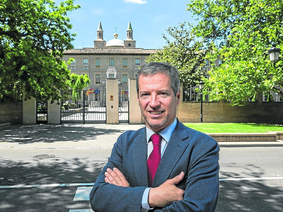 Pérez Calvo, frente a las puertas del edificio del Pignatelli, sede de la DGA.
