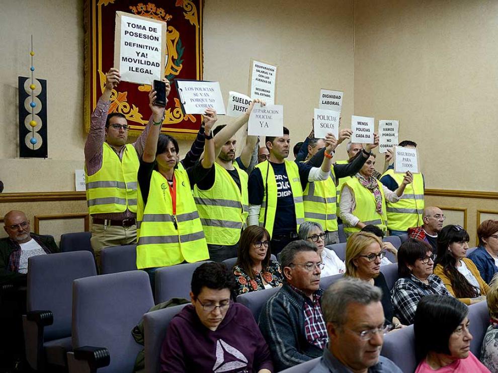 Una representación de los agentes acudió al pleno municipal del mes de mayo para mostrar públicamente su malestar portando chalecos amarillos y mostrando carteles reivindicativos.