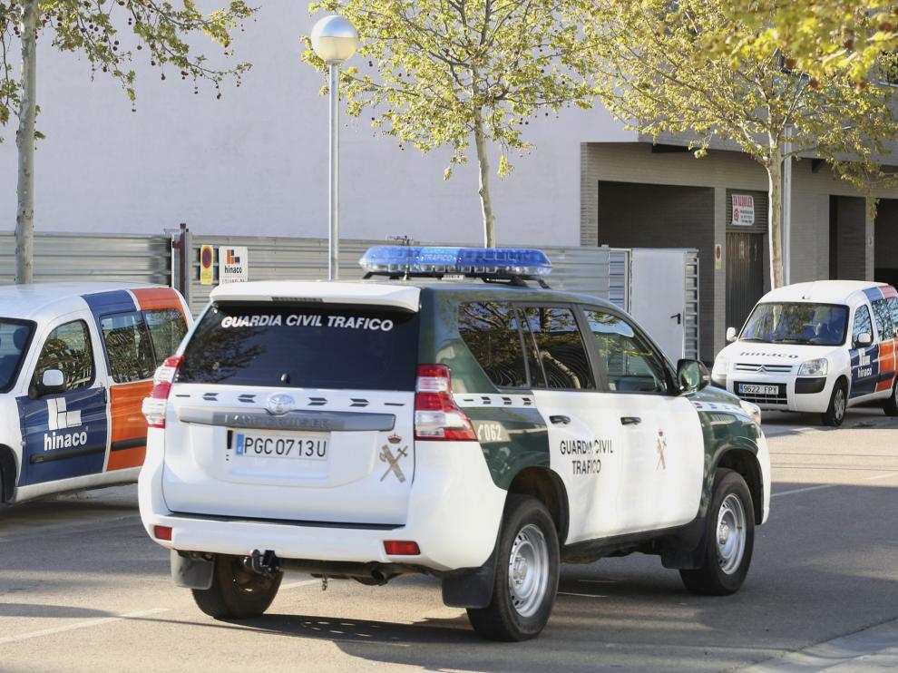 Un vehículo de la Guardia Civil de Huesca camino del Palacio de Justicia.
