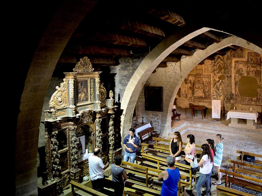 Una de las visitas guiadas e la iglesia de la Virgen de Liena, en Murillo de Gállego