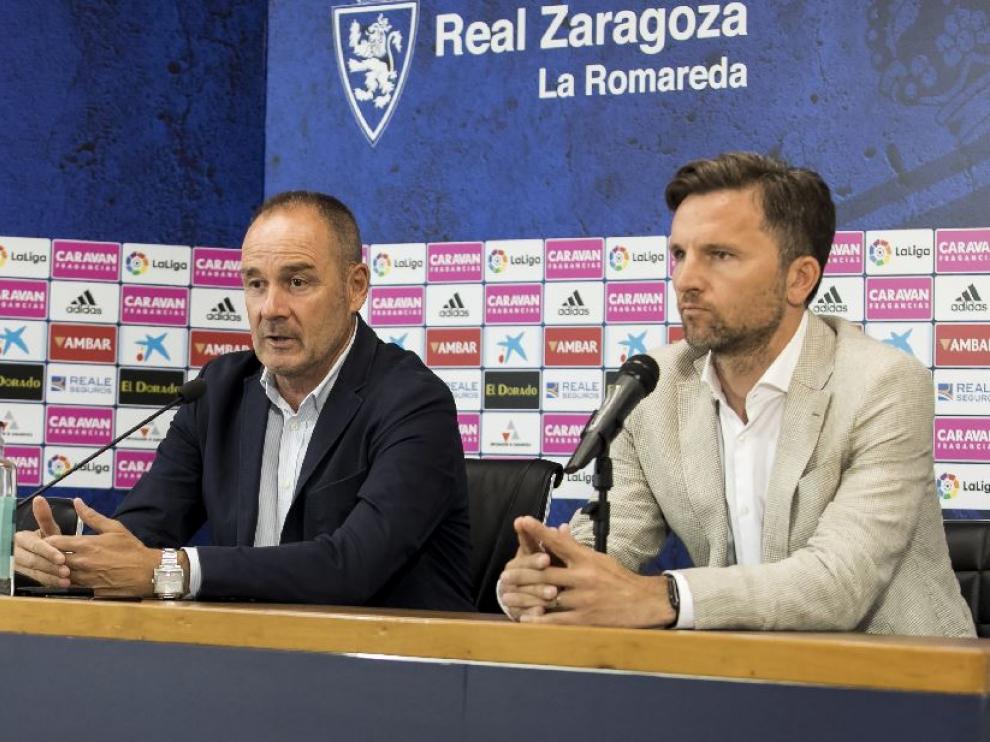 Lalo Arantegui, junto a Víctor Fernández, este viernes en la sala de prensa de La Romareda.