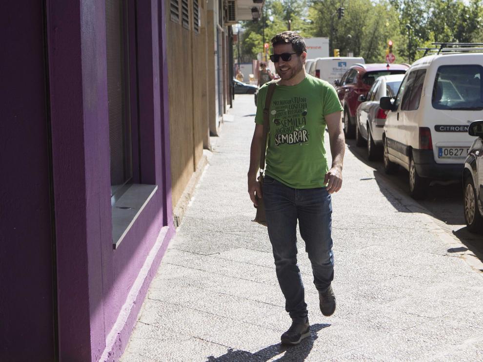 Escartín, ayer a la entrada del Consejo Ciudadano Autonómico en la sede de Podemos
