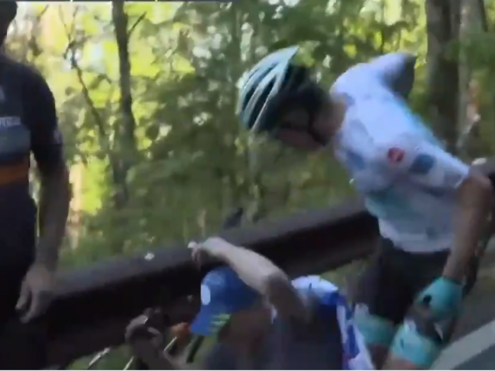 Momento en el que el ciclista perdió los nervios