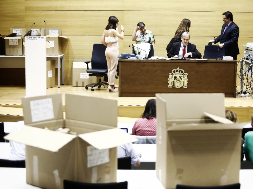 Los representantes de la Junta Electoral de Zona y los partidos, ayer en la Ciudad de la Justicia