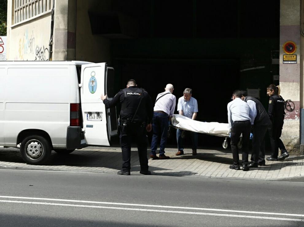 Muere un pintor al caer de una altura de 7 metros en la calle Miguel Servet de Zaragoza.
