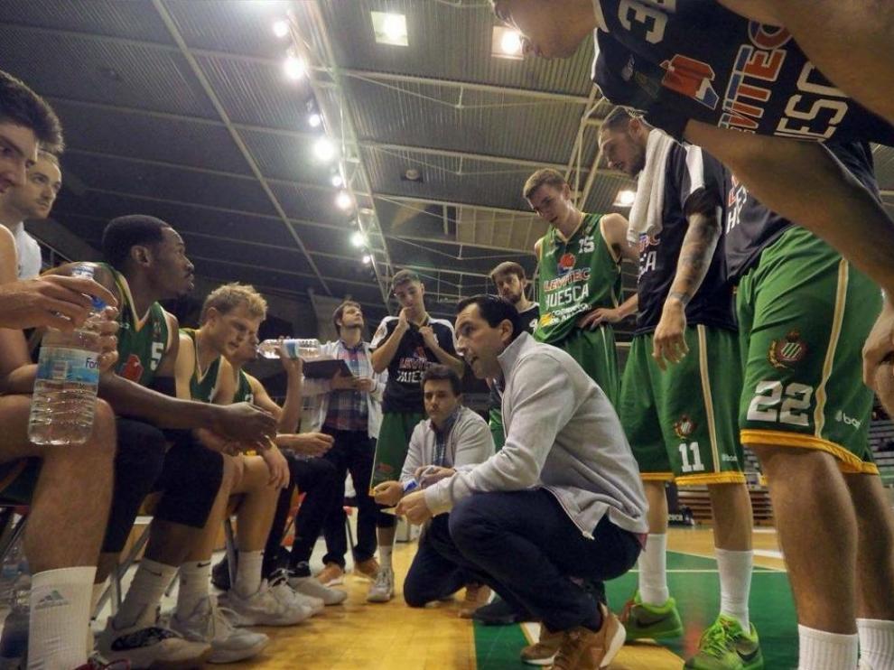 Guillermo Arenas, técnico del Levitec Huesca, da instrucciones a sus jugadores.