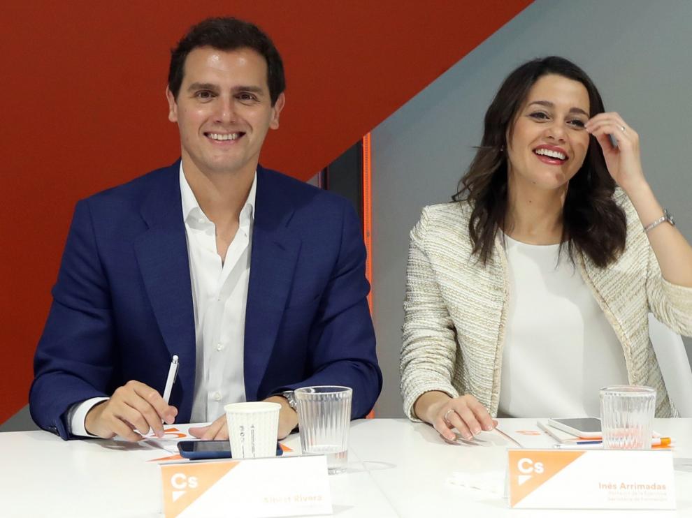 El presidente de Ciudadanos, Albert Rivera (i), y la portavoz de la ejecutiva y secretaria de Formación, Inés Arrimadas, durante la reunión del Comité Ejecutivo de la formación naranja celebrada este lunes en la sede de la calle Alcalá, en Madrid.