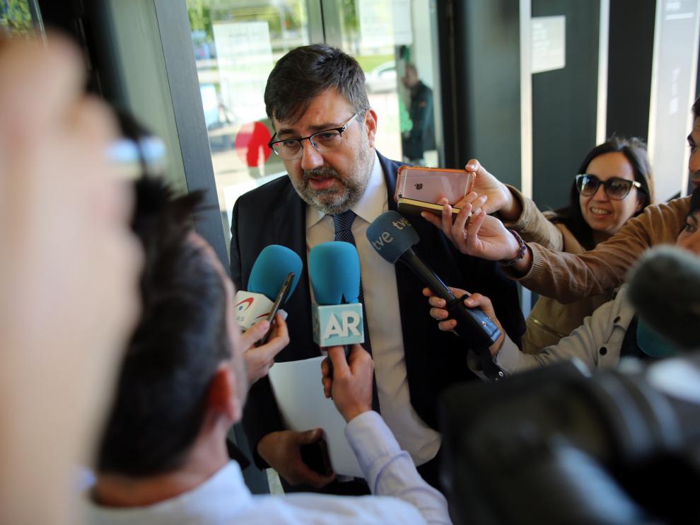 El nuevo consejero delegado, Manuel Torres, atiende a los medios en el Palacio de Justicia.