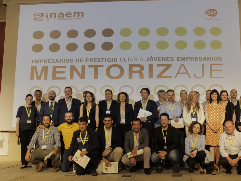Foto de familia de todos los mentores del proyecto desarrollado por el Inaem y la Asociación de Jóvenes Empresarios