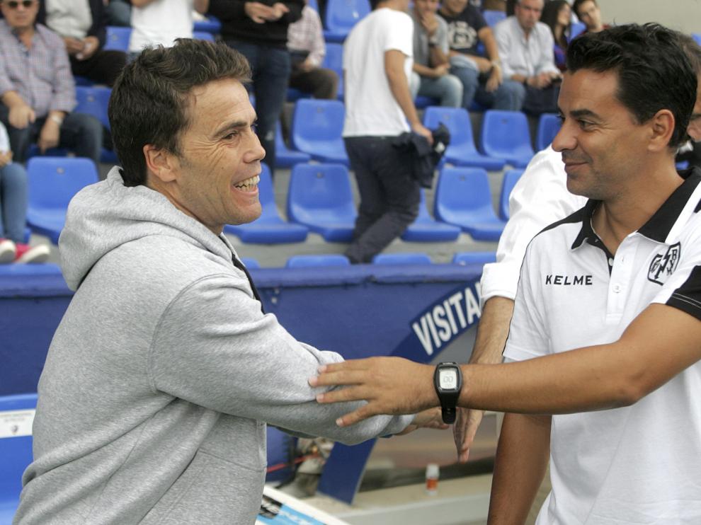 Rubi y Míchel Sánchez se saludan en la visita del Rayo Vallecano a El Alcoraz en la 2017-18.