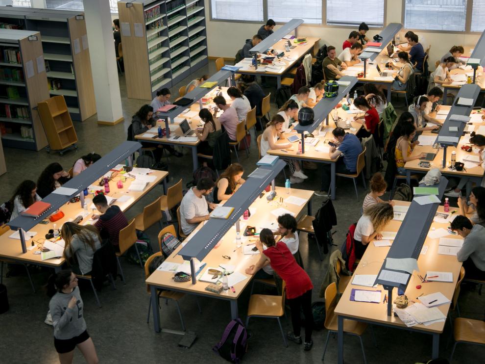 Muchos de los jóvenes que han llenado estos días la biblioteca María Moliner preparaban sus exámenes de la Evau.