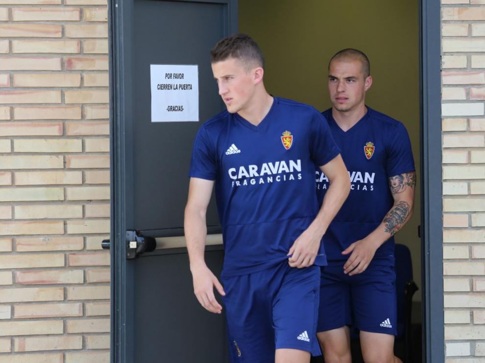 Nieto y Pombo, a la salida de la charla de Víctor Fernández, con vídeo y pizarra, antes de comenzar el entrenamiento vespertino del Real Zaragoza este lunes en la Ciudad Deportiva.