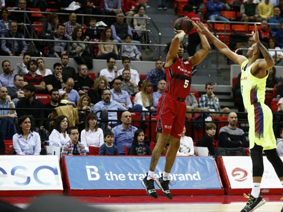 Stan Okoye lanza un triple ante la defensa del azulgrana Adam Hanga.