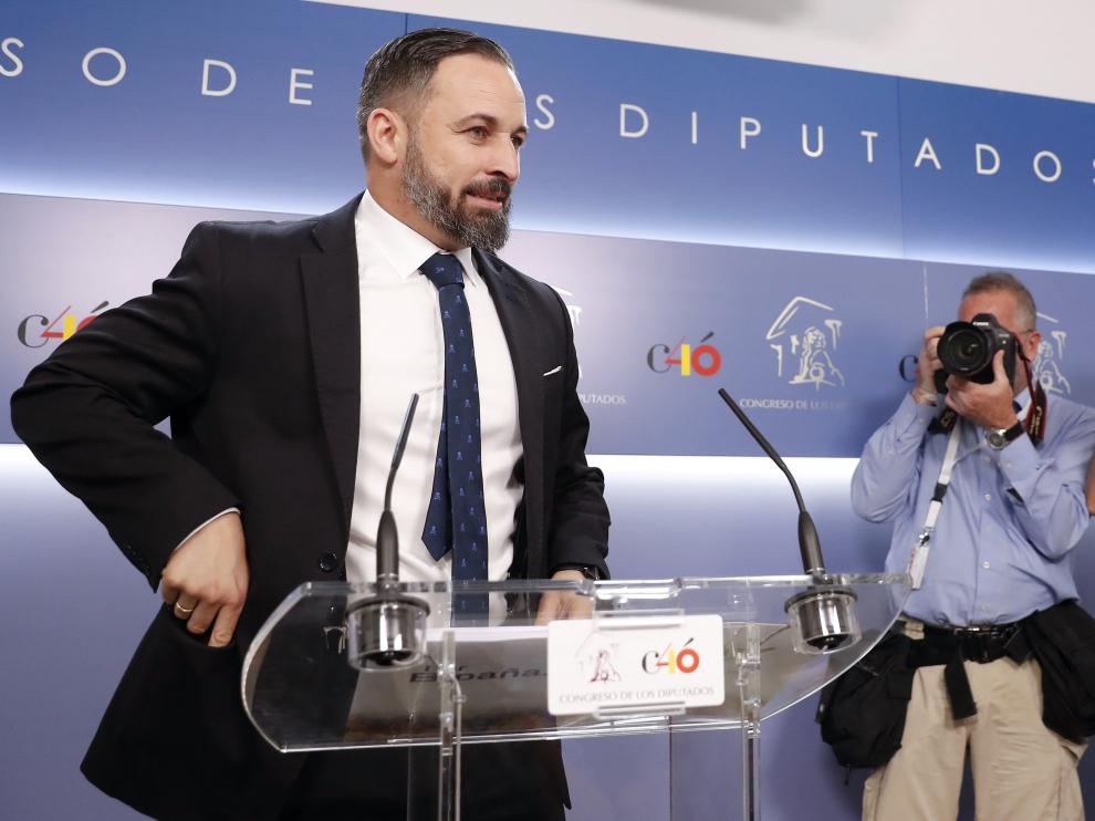 El líder de Vox, Santiago Abascal, atiende a los medios en el Congreso.
